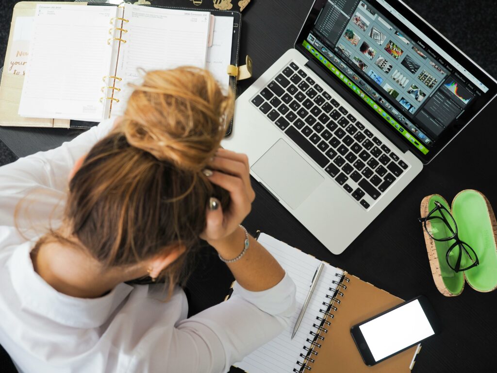 femme en situation de burn-out dans son boulot