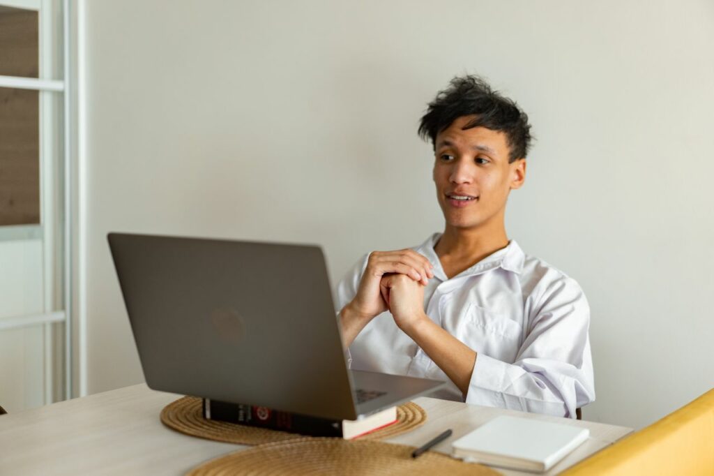 Ce qu'un coach de vie en ligne n'est pas : les confusions à éviter