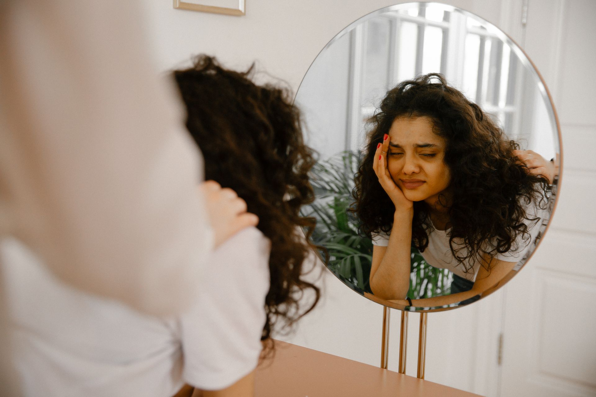 Causes d'une faible estime de soi : enfance, croyances limitantes et messages intériorisés