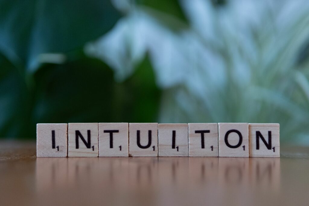 Intuition intuitive définition expliquée pour comprendre la différence
